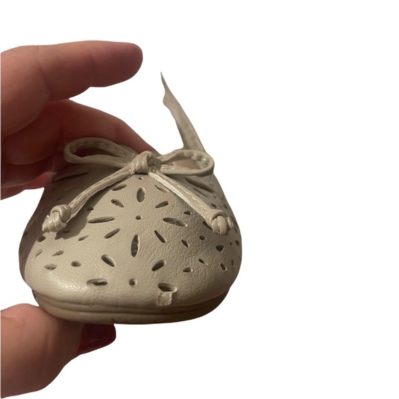 White Mountain Open Cutwork Flat Shoes With Bow On Top Size 9 1/2 M - Picture 7 of 7